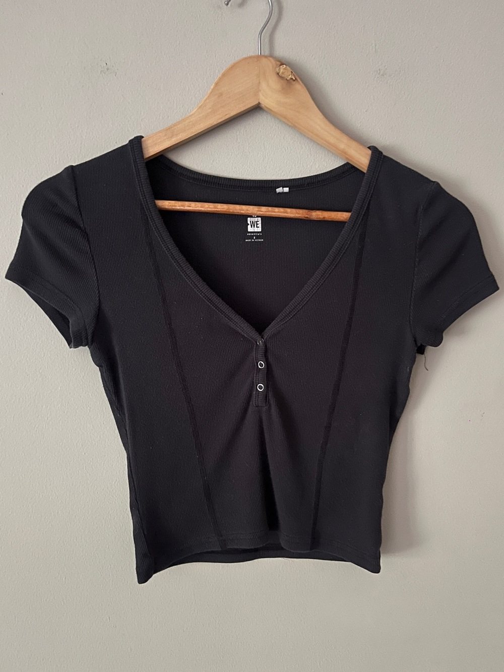 Me to We Black Ribbed V‑Neck Crop Top